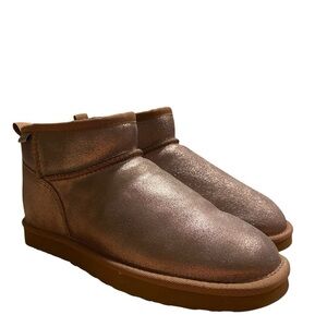 BearPaw Shimmering Gold and Tan Classic Low Boots ❤️ 10